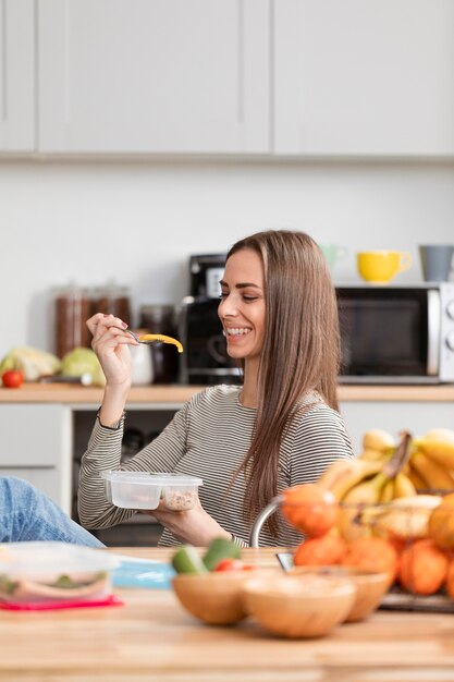 かわいい女の子を見て、彼女の食べ物を笑顔