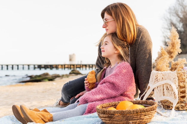 Foto gratuita distogliere lo sguardo sveglio della madre e della ragazza