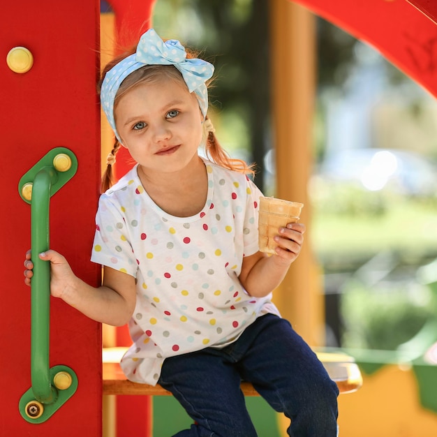 Ragazza sveglia in parco che mangia il gelato