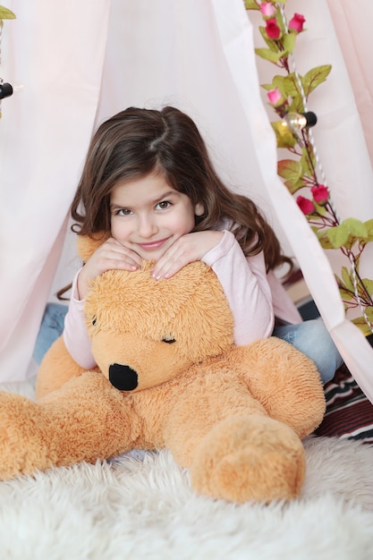 Foto gratuita ragazza carina in posa con il grande orsacchiotto