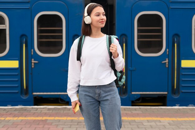 駅のフロントビューの可愛い女の子