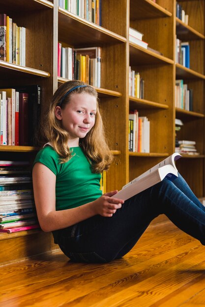 かわいい女の子、読書、床に座る