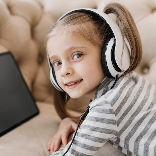 Free photo cute girl wearing headphones