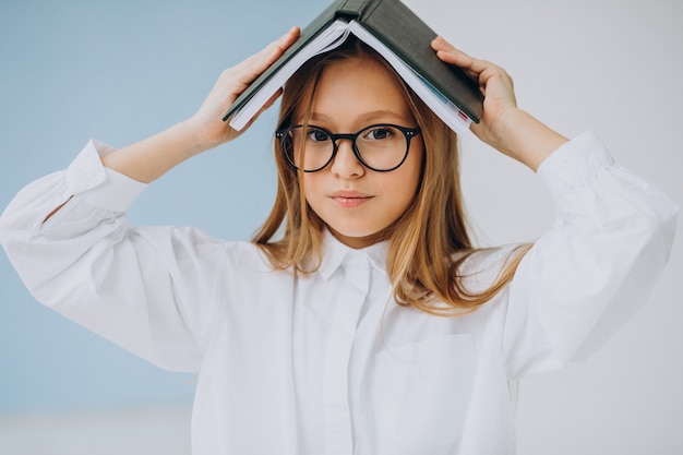 Ragazza carina con il libro in ufficio