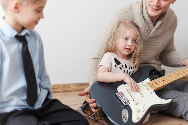 그녀의 아버지의 기타와 함께 귀여운 소녀