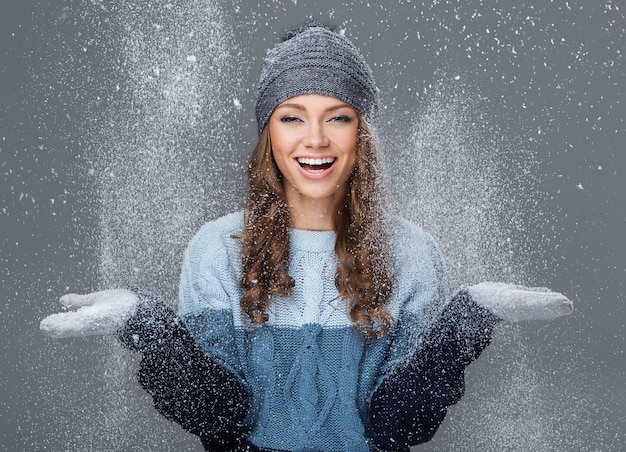 Foto gratuita ragazza carina con fiocchi di neve che si divertono
