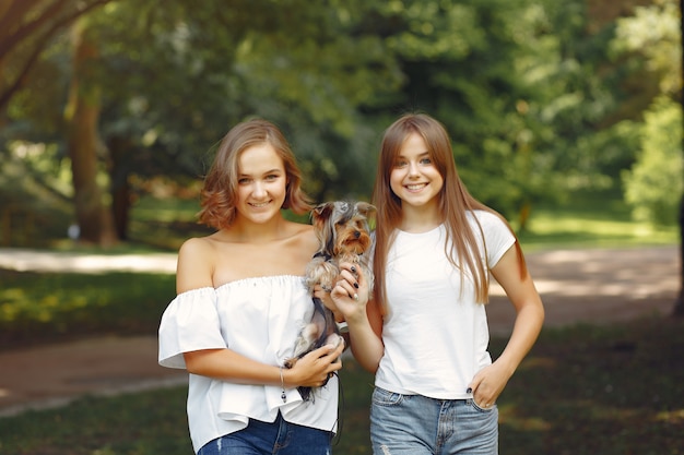 小さな犬と遊ぶ公園でかわいい女の子