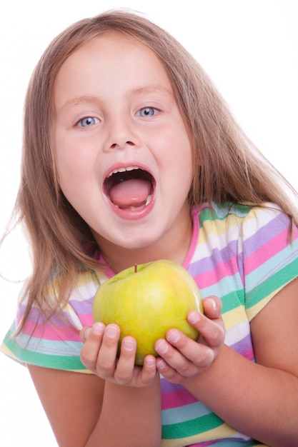 Милая счастливая девушка с зеленым яблоком