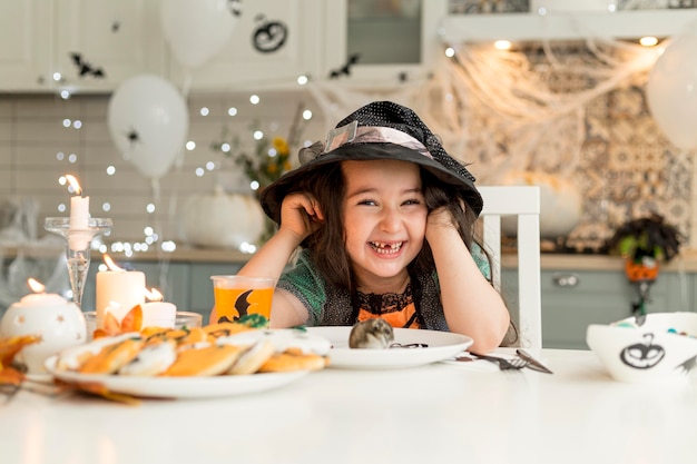 Foto gratuita ragazza carina e felice con costume da strega