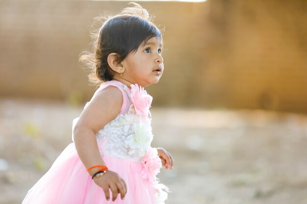 かわいいインドの小さな子供女の子 プレミアム写真
