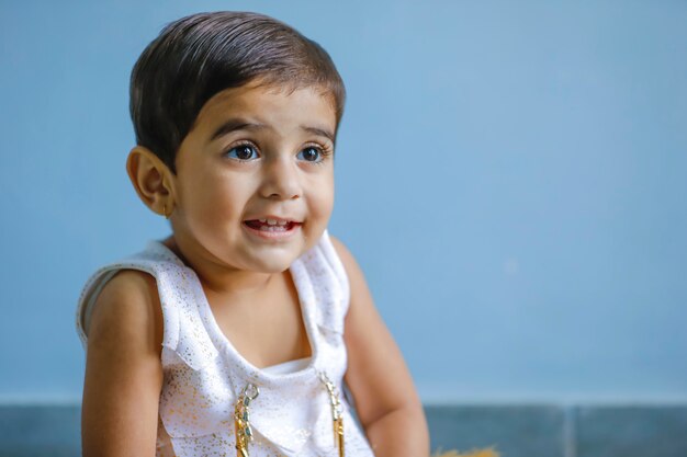プレミアム写真 かわいいインドの小さな子供女の子