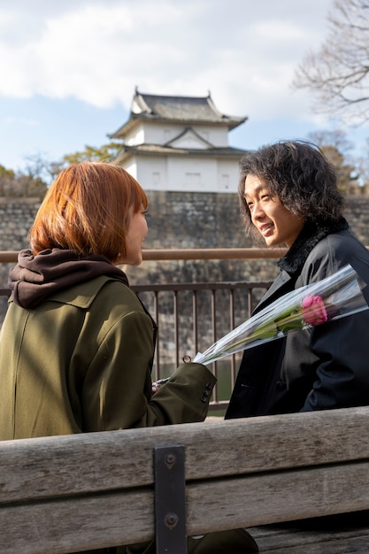 バラの花とデートするかわいい日本人カップル