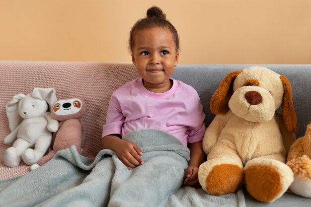 Foto gratuita ragazzo carino con animale di peluche