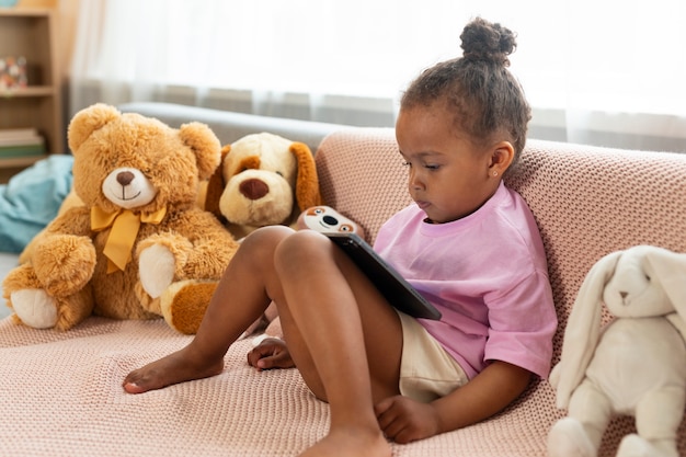 Foto gratuita ragazzo carino con animale di peluche