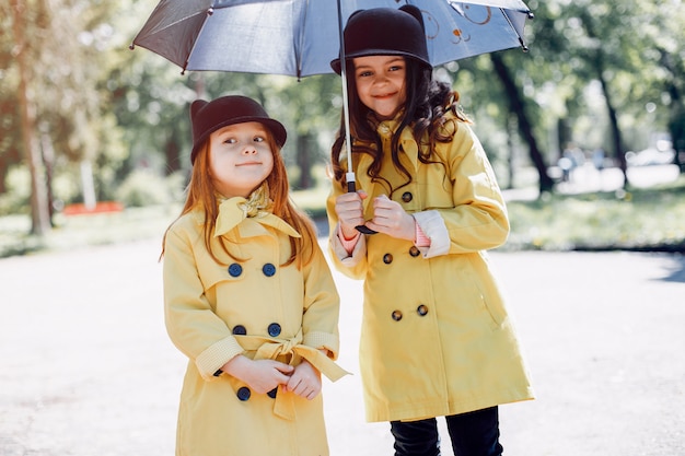 無料写真 雨の日に遊ぶかわいい子供たち