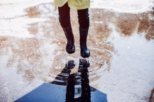 雨の日に遊ぶかわいい子供たち