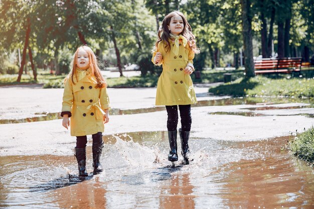 雨の日に遊ぶかわいい子供たち