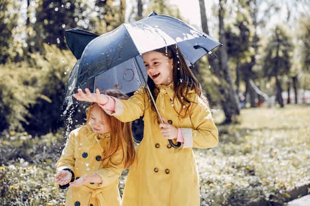 雨の日に遊ぶかわいい子供たち