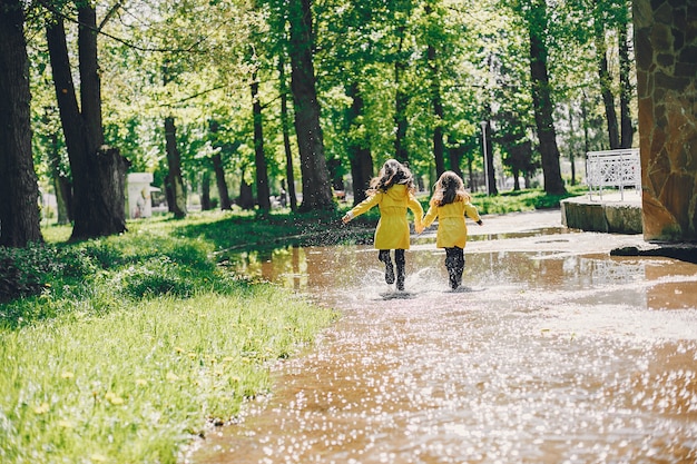 雨の日に遊ぶかわいい子供たち