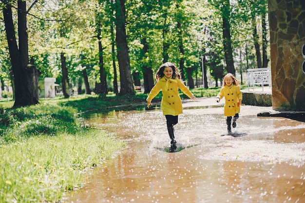 雨の日に遊ぶかわいい子供たち