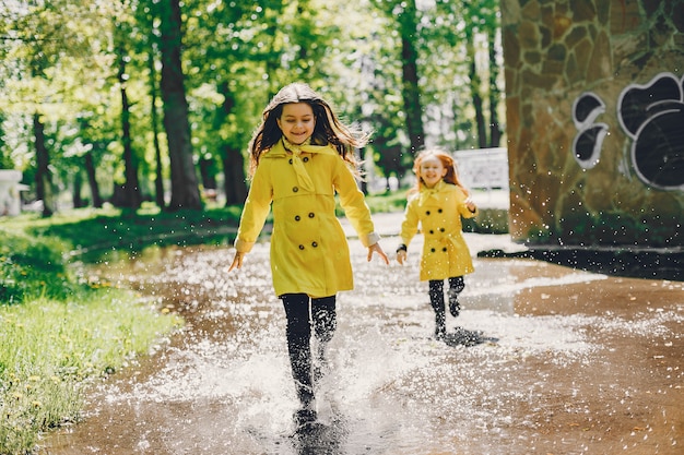 雨の日に遊ぶかわいい子供たち