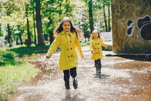 雨の日に遊ぶかわいい子供たち