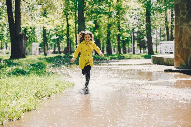 雨の日に遊ぶかわいい子供たち