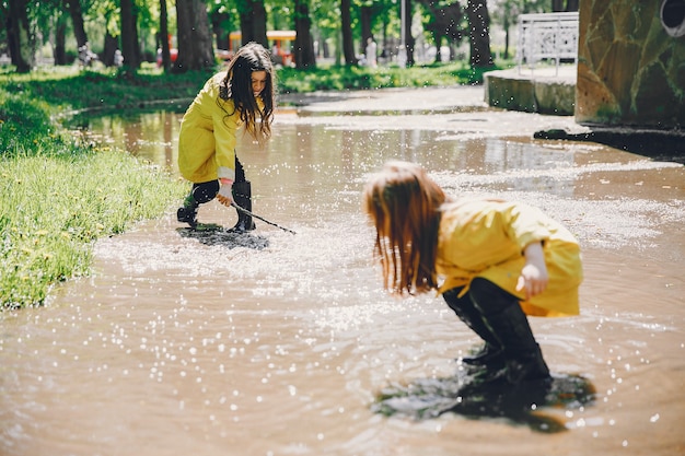 雨の日に遊ぶかわいい子供たち