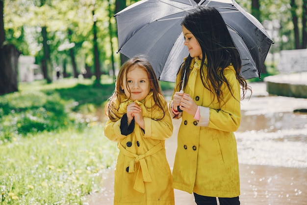 雨の日に遊ぶかわいい子供たち