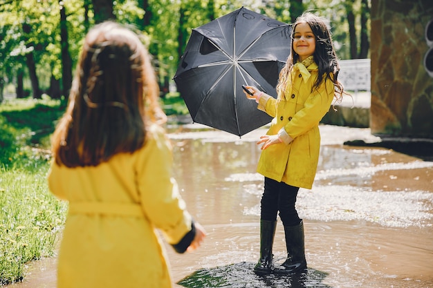 雨の日に遊ぶかわいい子供たち