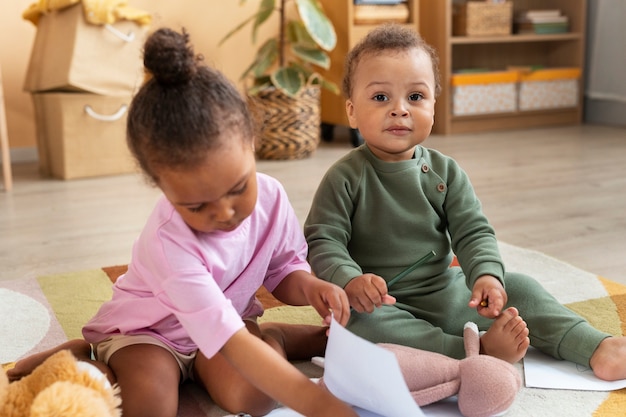 Foto gratuita bambini carini con animali imbalsamati