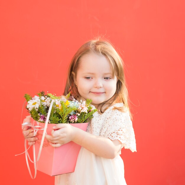 Милая маленькая невеста с цветами в руках