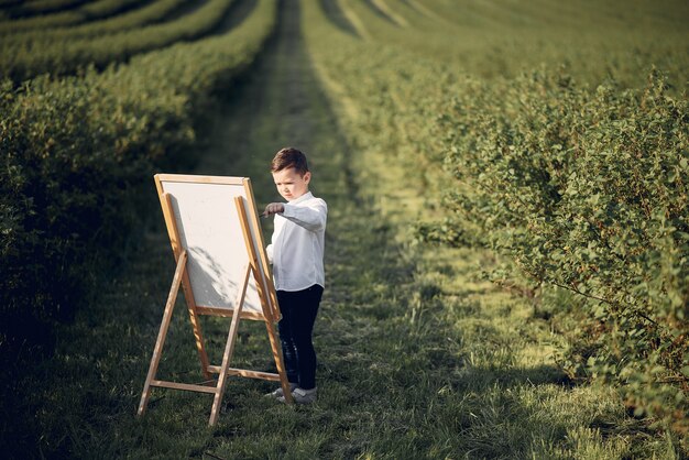 Милый маленький мальчик, живопись в парке