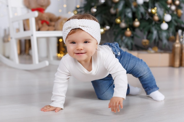 屋内でかわいい小さな子供