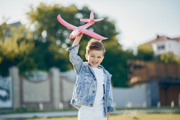 Foto gratuita piccoli bambini svegli che giocano in un parco di estate