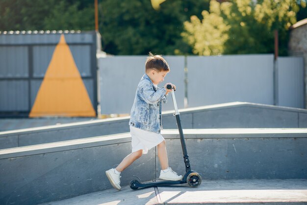 夏の公園で遊ぶかわいい小さな子供たち