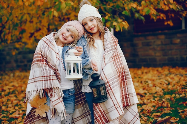 Foto gratuita bambina sveglia in un parco di autunno