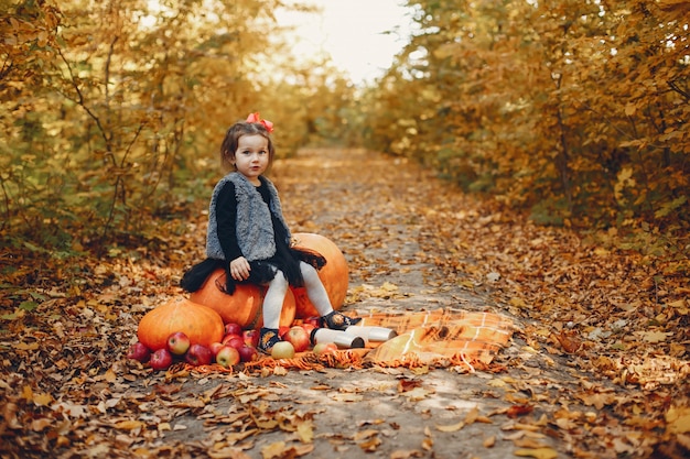 Foto gratuita bambina sveglia in un parco di autunno