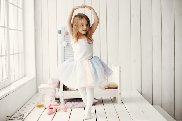 Милая маленькая девочка танцует дома