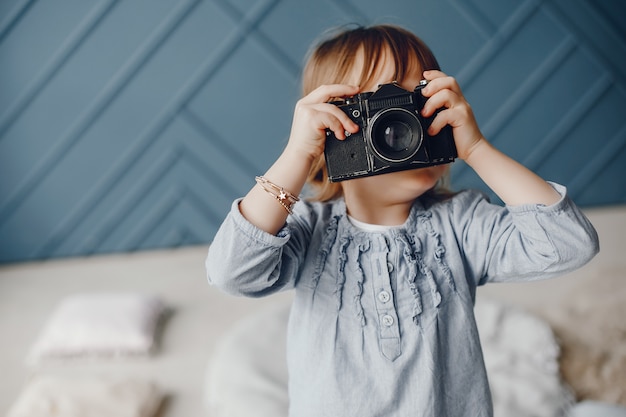 Foto gratuita la bambina sveglia si diverte a casa