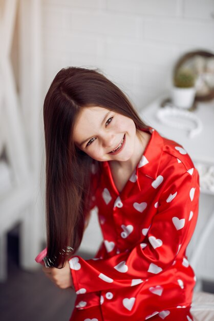 Милая маленькая девочка дома в пижаме