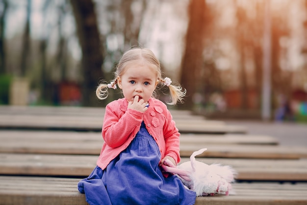 Бесплатное фото Милая девочка в парке