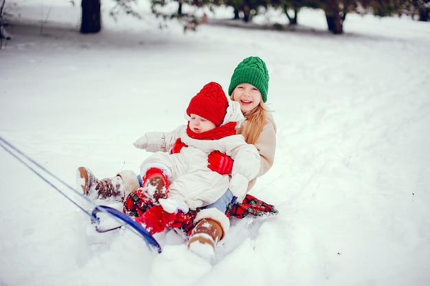 Бесплатное фото Милая маленькая девочка в зимнем парке