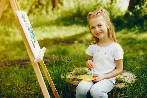 Бесплатное фото Милая маленькая девочка, живопись в парке