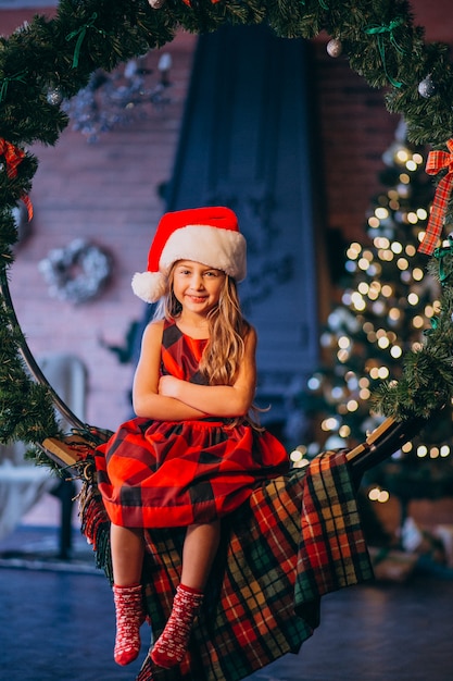 산타 모자와 빨간 드레스에 귀여운 소녀