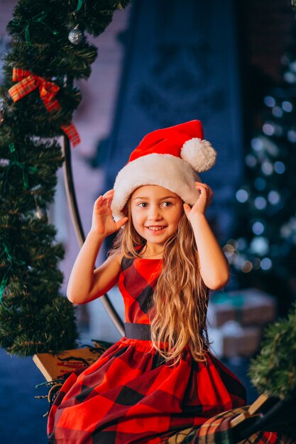 산타 모자와 빨간 드레스에 귀여운 소녀