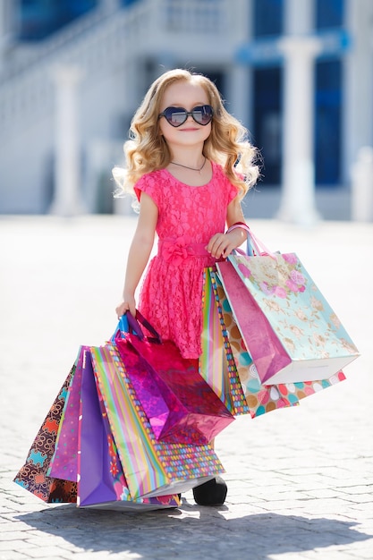 귀여운 소녀 쇼핑