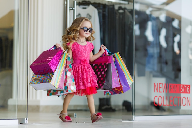Free Photo cute little girl shopping