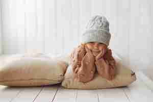 Free photo cute little girl in winter clothes