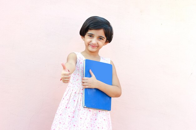 かわいいインドの子供の勉強 プレミアム写真 かわいいインドの子供の勉強 プレミアム写真